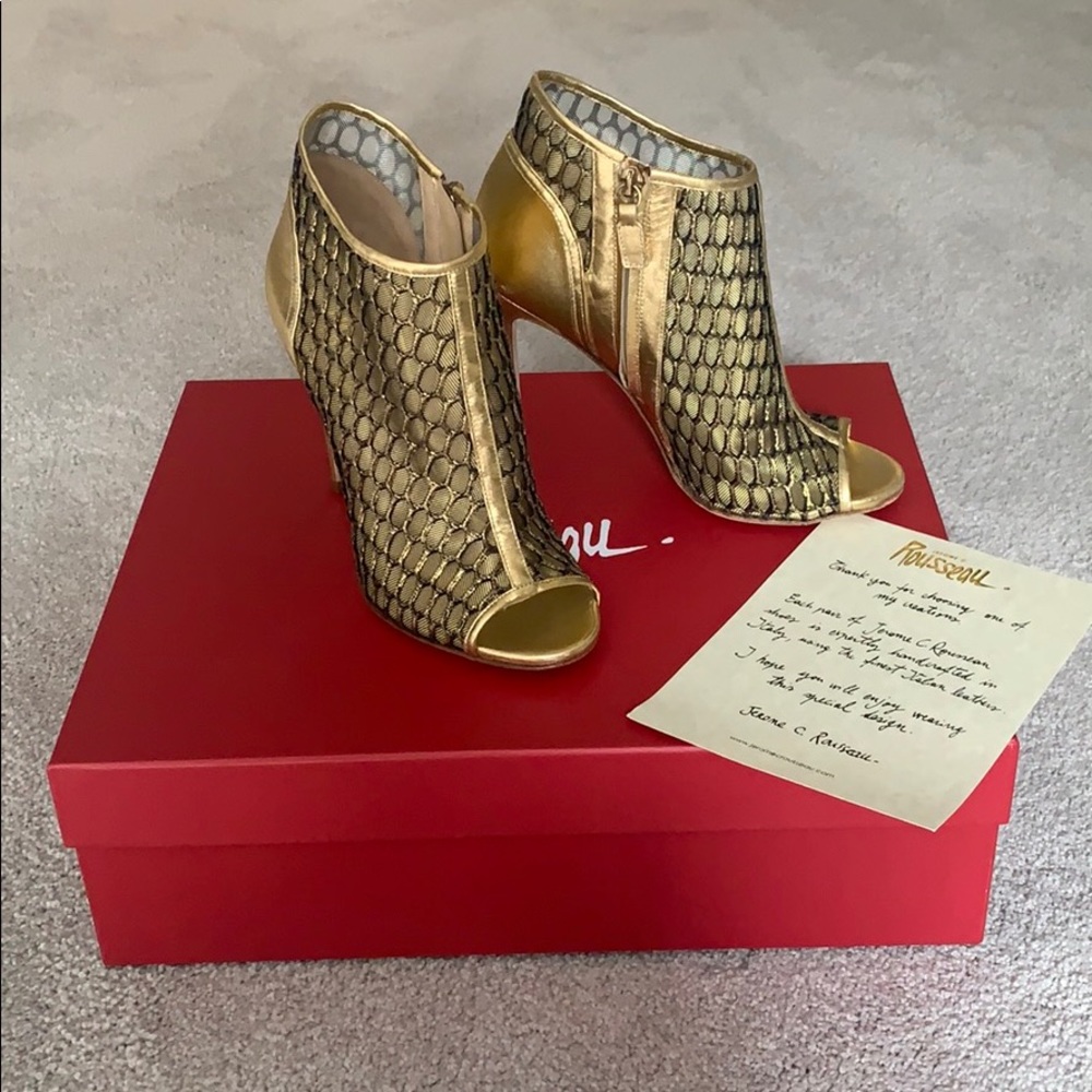Brand new Heels. Never worn Style: Adelaide